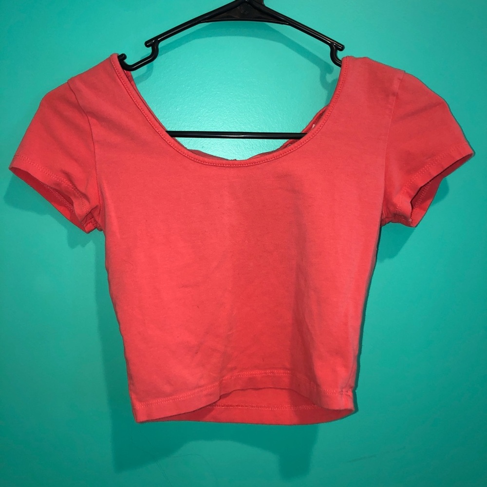 coral summery cropped tee!